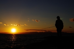 夕焼けの釣り人