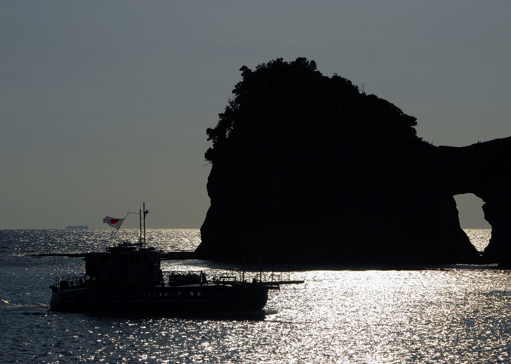 光る海