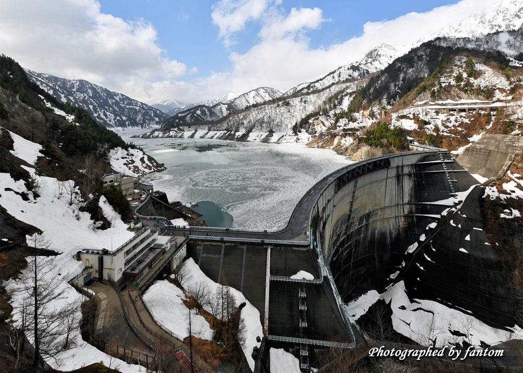 結氷のダム湖