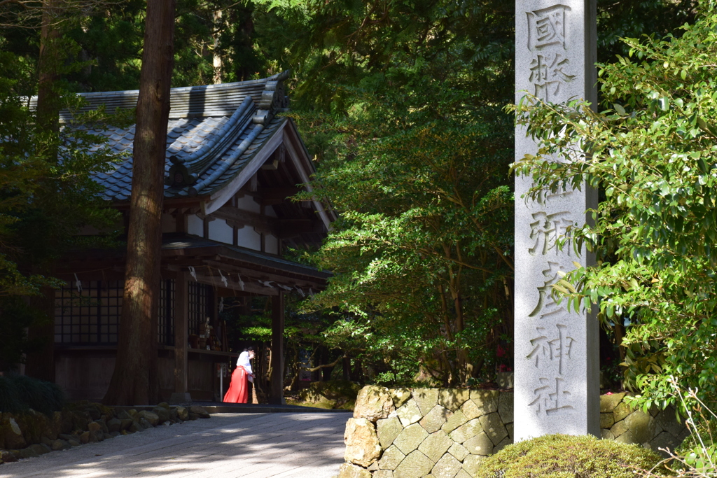 神社の朝