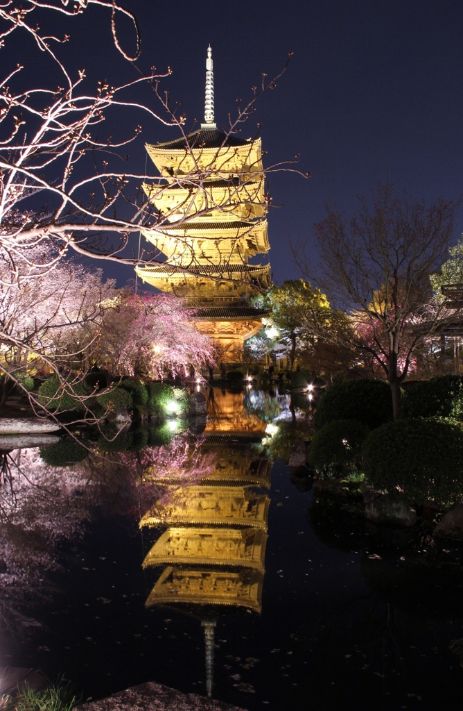 金色逆さ五重塔