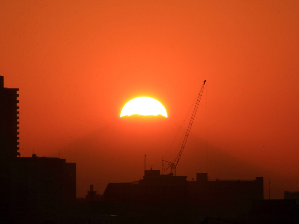 富士山頂に夕日が沈む時　アップ