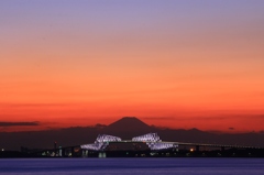 ゲートブリッヂと富士の夕景