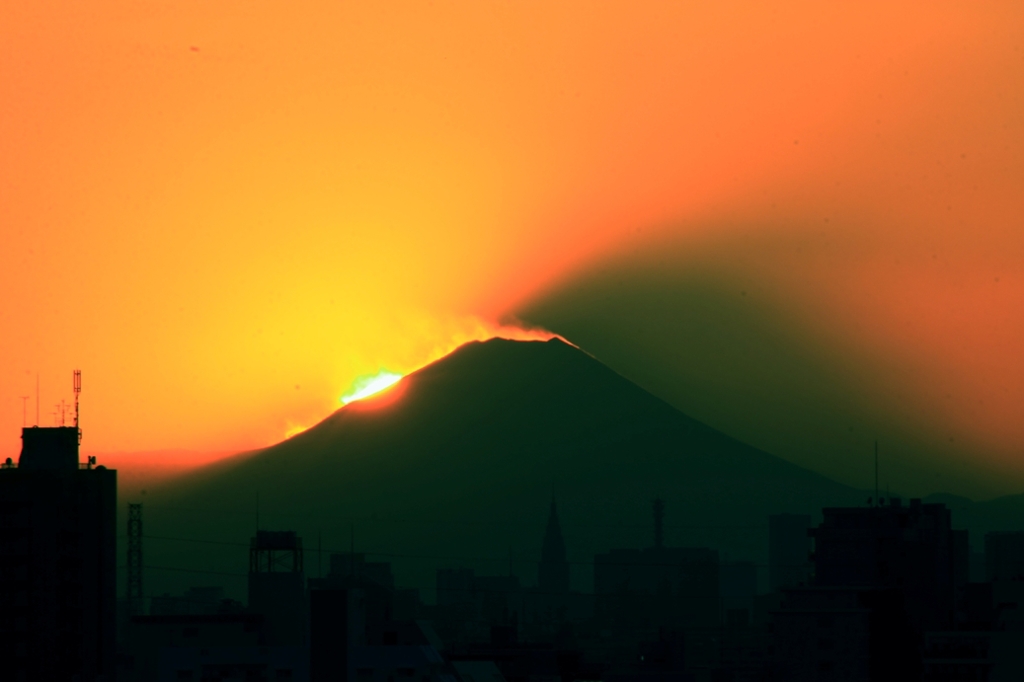 富士山稜線に夕日が沈む時　D富士ハズレ　富士山影現る