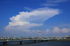 大きな雲は怪獣に変身