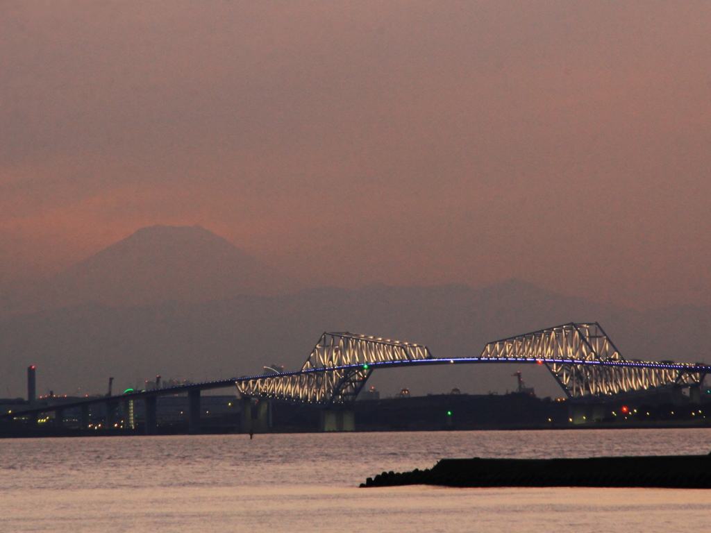 ２月19日富士山頂に太陽が沈む時　ゲートブリッジライトアップ