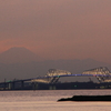 ２月19日富士山頂に太陽が沈む時　ゲートブリッジライトアップ