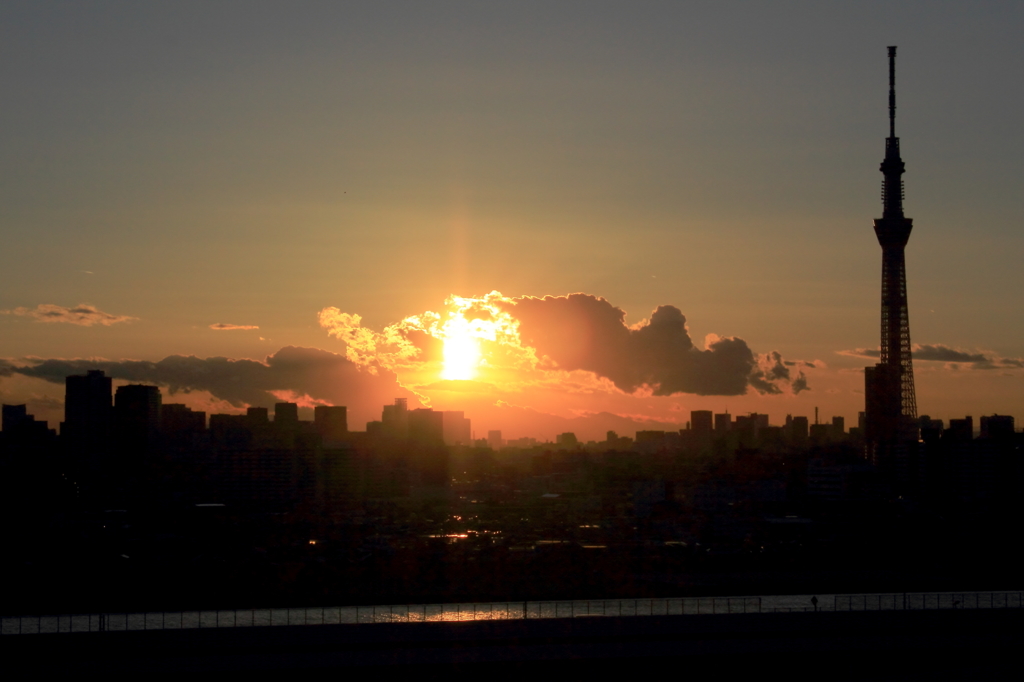 新小岩・荒川左岸で見た富士山夕景 ＃１　太陽の形が・・・