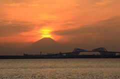 ２月19日富士山頂に太陽が沈む時　あぁ～あ、滲んじゃった