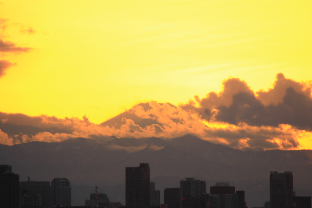 夕日が沈んだ後の富士山と東京