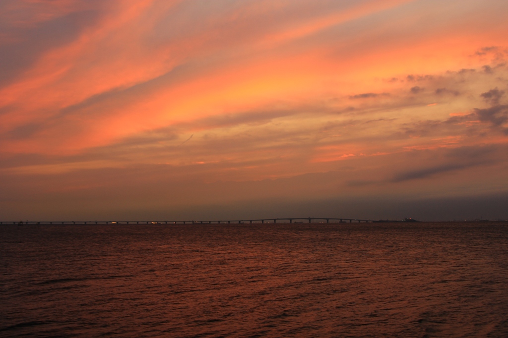 茜色に染まる海ほたる