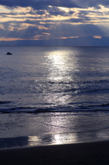 波と光芒と砂浜と