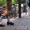 腰かけて待つ女性