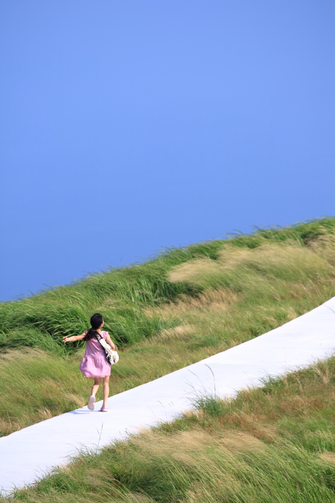 天空の道を駆ける少女
