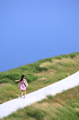 天空の道を駆ける少女