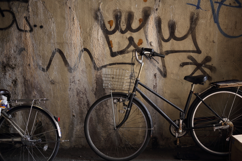 ガード下に停まる自転車の日常