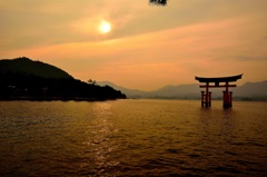 夕日と厳島神社