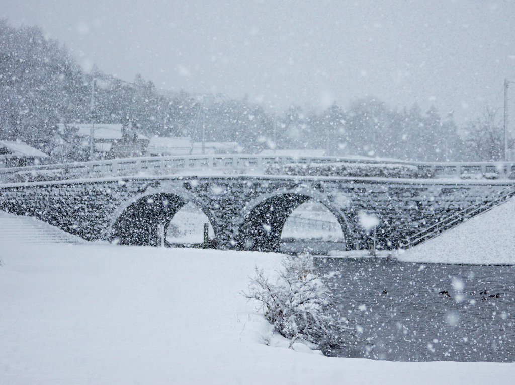雪のめがね橋