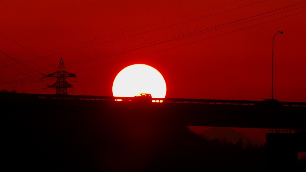 夕陽を背に