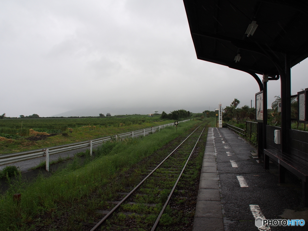 雨の日のJR西大山駅