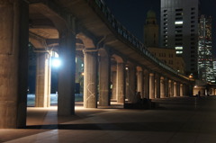 港へ向かう光と影