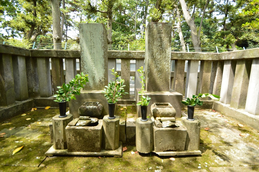 野村靖と夫人の墓
