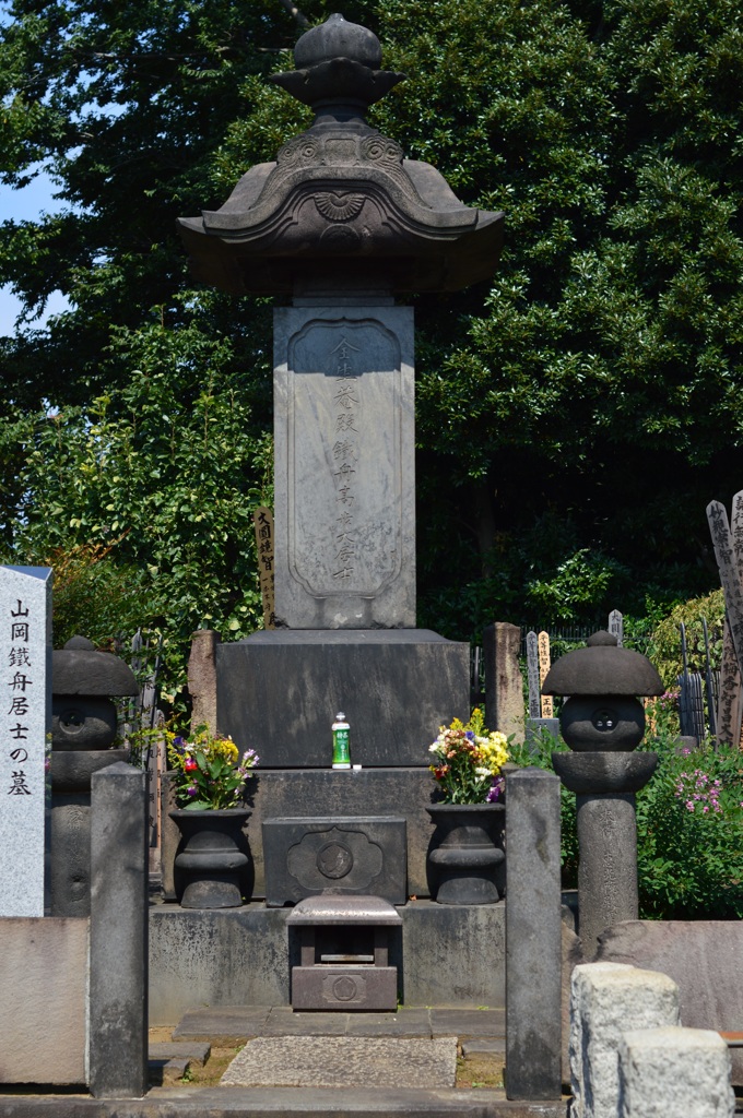 山岡鉄舟の墓