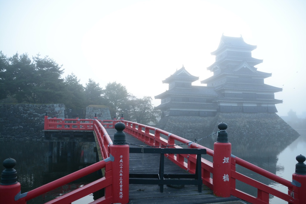 朝露を浴びる烏城