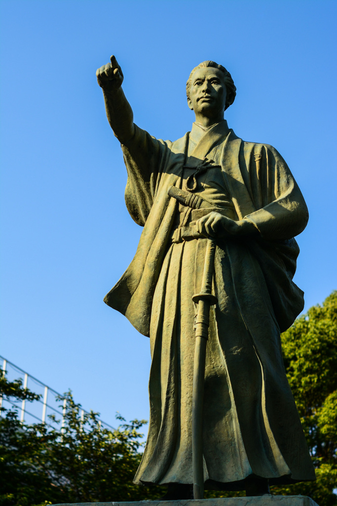 勝安芳像