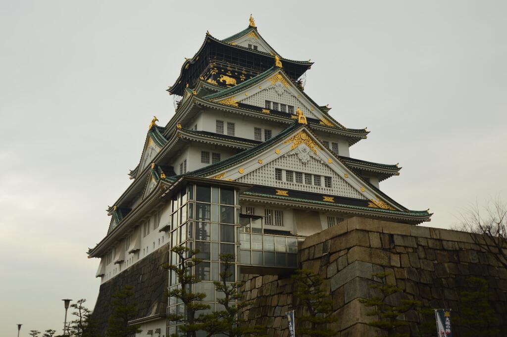 そびえ立つ大阪城