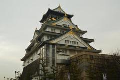 そびえ立つ大阪城
