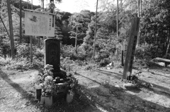 岡田以蔵の墓