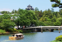 松江城と遊覧船
