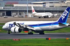 B-787 Taxi to the Gate
