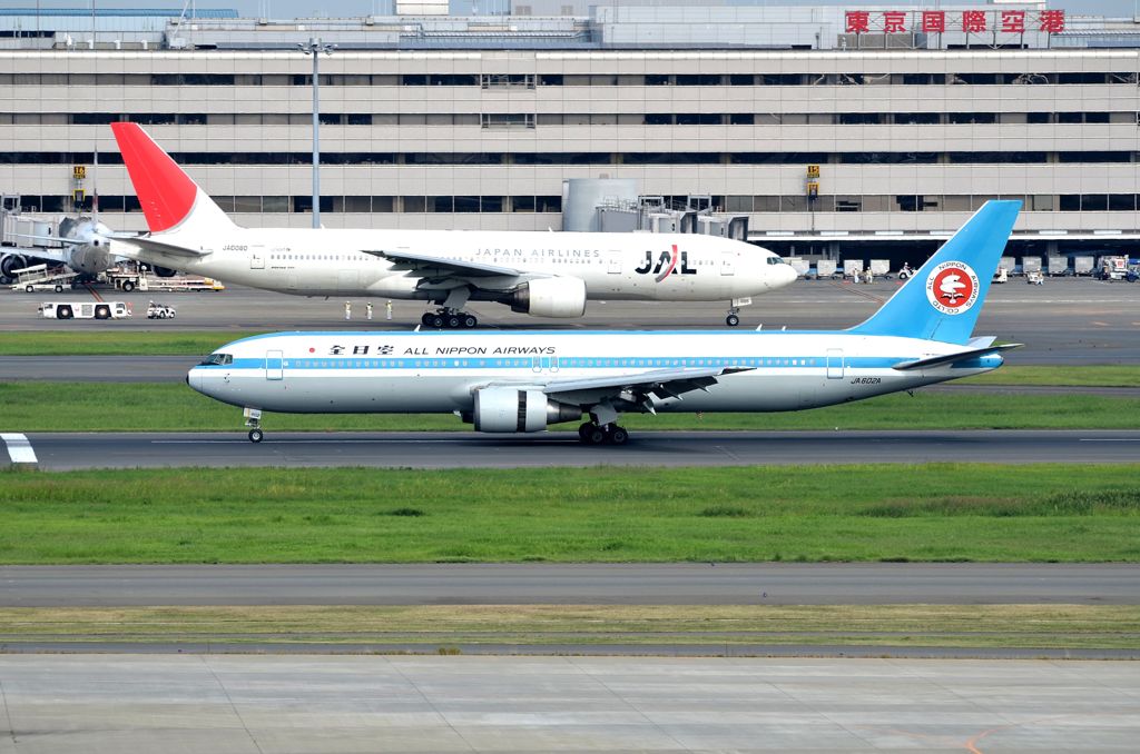 JAL VS ANA