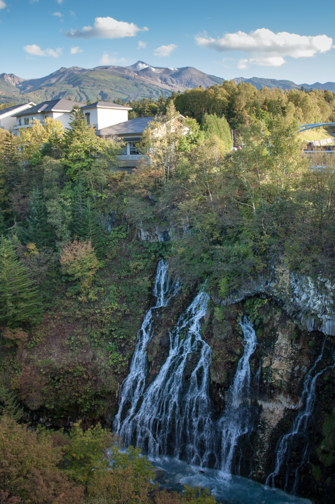 白髭の滝と十勝岳