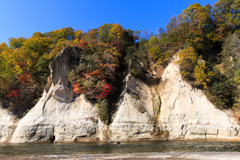 川辺の紅葉