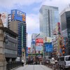 東京、ビル街を歩く