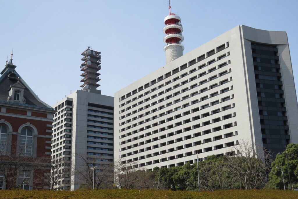 東京、ビル街を歩く