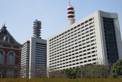 東京、ビル街を歩く
