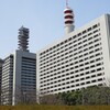 東京、ビル街を歩く