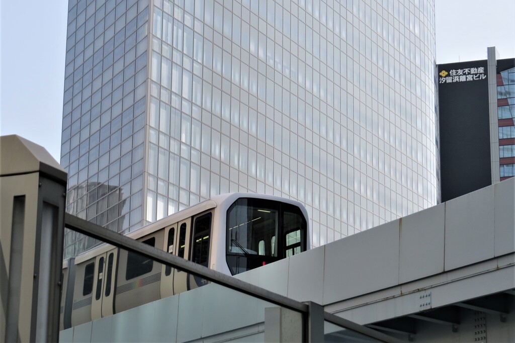東京、ビル街を歩く