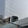 東京、ビル街を歩く
