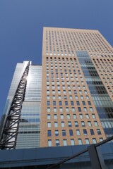 東京、ビル街を歩く