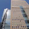 東京、ビル街を歩く