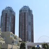 東京、ビル街を歩く