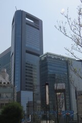 東京、ビル街を歩く