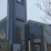 東京、ビル街を歩く