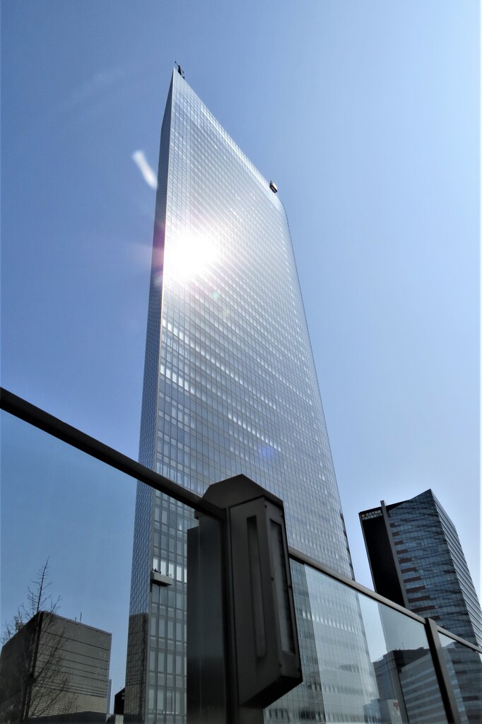 東京、ビル街を歩く