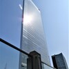 東京、ビル街を歩く